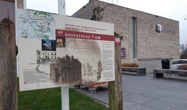 <p>Het paneel en startpunt van het Broekerpad, voortaan bij de entree van het Kulturhus de Breehoek.</p>