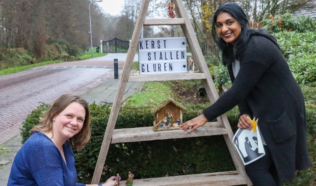 <p>Trudy Doornhof-Molenaar (links) en Reena Diepa (rechts) zijn betrokken bij Kerststallen Gluren Nijkerk.</p>