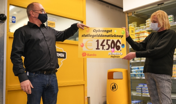<p>Overhandiging van de cheque door Jack Hofman aan Majo van der Meijden in het filiaal van Jumbo in winkelcentrum Skagerhof.</p>