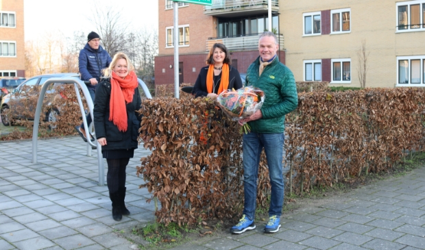 <p>v.l.n.r. Anky de Korne (Eigen Haard), Barbara de Reijke en Axel Koenders onthullen het naambord van de beweegtuin.</p>