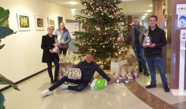 <p>Van links naar rechts: Paola Penning, Nicole Boet, Arie vd Nieuwendijk, Gerjon de Boest, Geert Tiemen.</p>