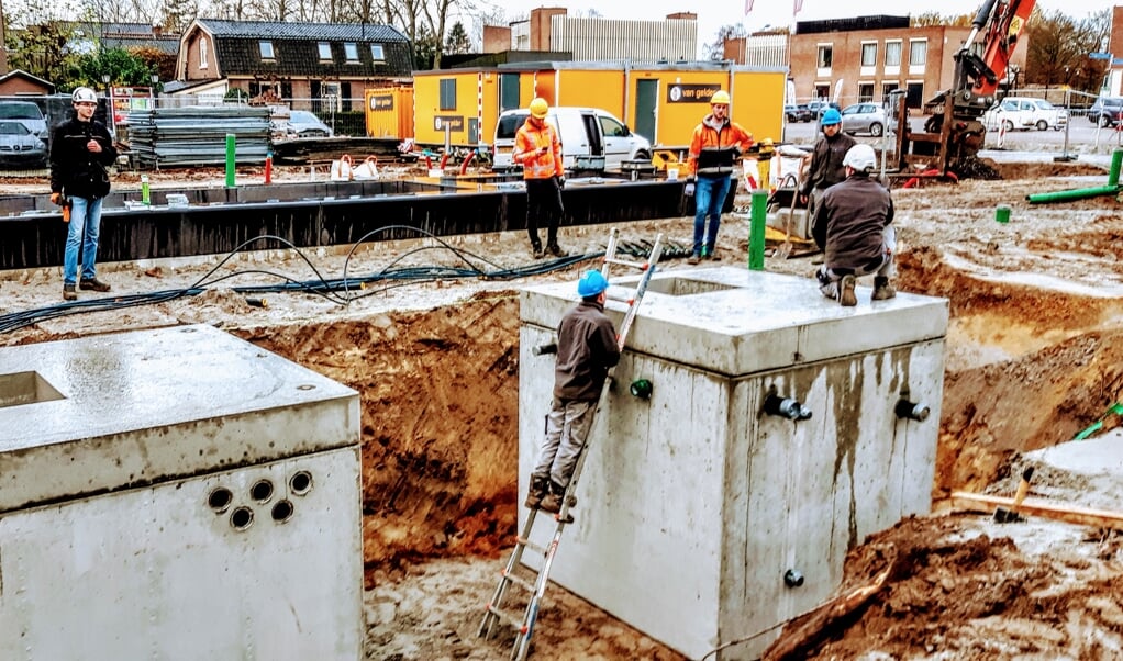 Onder het Kerkplein is een waterberging aangebracht.