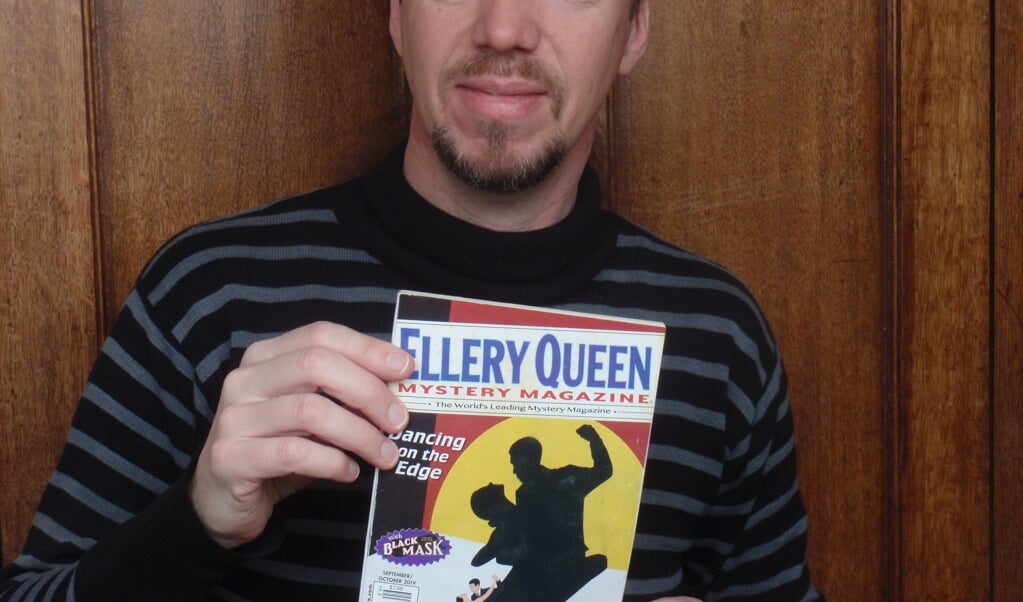 Schrijver Anne van Doorn met Ellery Queen Mystery Magazine, met daarin zijn verhaal 'The poet who locked himself in'