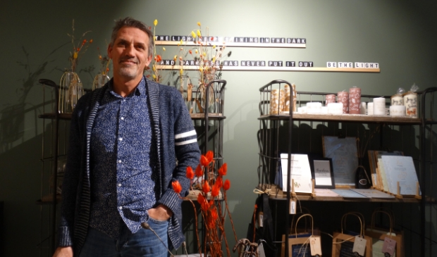 <p>Eddy Boevink van boek- en cadeauwinkel Zin Bookstore: ,,Ik verkoop hoop, alleen vraag ik er geen geld voor.”</p>