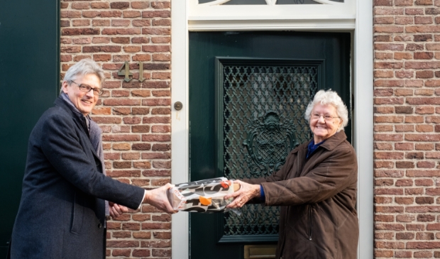 <p>Mevrouw Van de Kooij-Post ontving uit handen van burgemeester Lucas Bolsius het eerste exemplaar. </p>