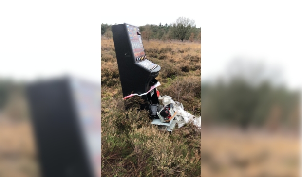 <p>De gokkast toen deze zondagmiddag werd aangetroffen op de hei.</p>
