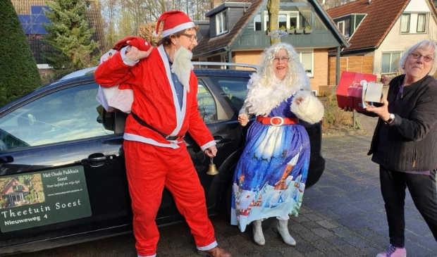 Uitreiking kerstbox aan lid van de breiclub