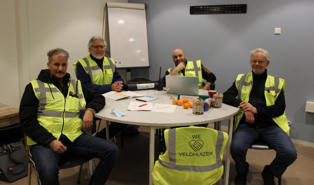 De heren Aktitou, Ben Messaoud (projectleider), Alouatie en Molier (Aimon) op het centrale meldepunt in het Kernhuis.