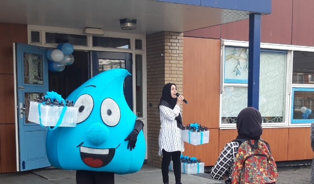 <p>De leerlingen van Al Amana Boekhorst drinken op school geen sap of frisdrank meer, sinds dit schooljaar is alleen water nog toegestaan. ,,De reacties zijn over het algemeen heel positief.”</p>