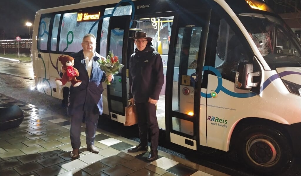 Wethouder Gerard van Deelen (l) en zijn Barneveldse collega Hans van Daalen waren de eerste passagiers van de nieuwe Lijn 110.