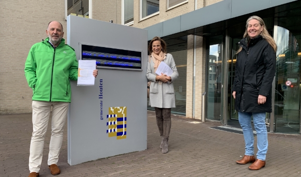 <p>Rino Jonkers, Ellen Standhardt-Jonkers en Jolanda Wijsmuller toen zij het verzoek in oktober indienden bij het gemeentehuis.</p>