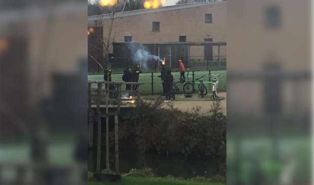 Jongelui steken vuurwerk af bij BSO het Schuttersplein