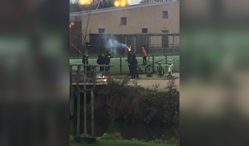 Jongelui steken vuurwerk af bij BSO het Schuttersplein