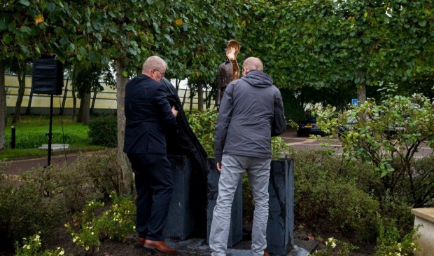 <p>Martin Egas en zijn zoon Bas bij de onthulling van het monument.</p>