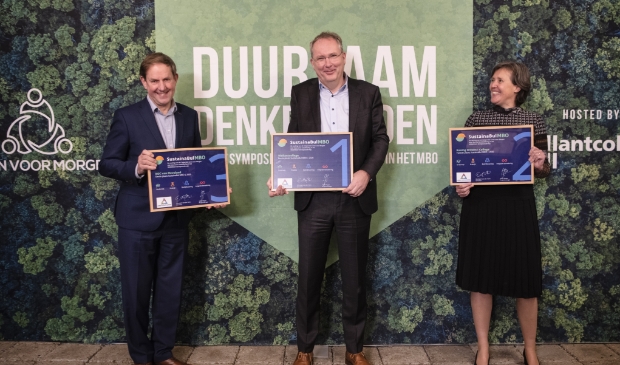 <p>v.l.n.r. Gerrit Vreugdenhil ROC van Flevoland en Amsterdam ; Gabe van der Zee, Wellantcollege; Dominique Majoor, Koning Willem I College. </p>