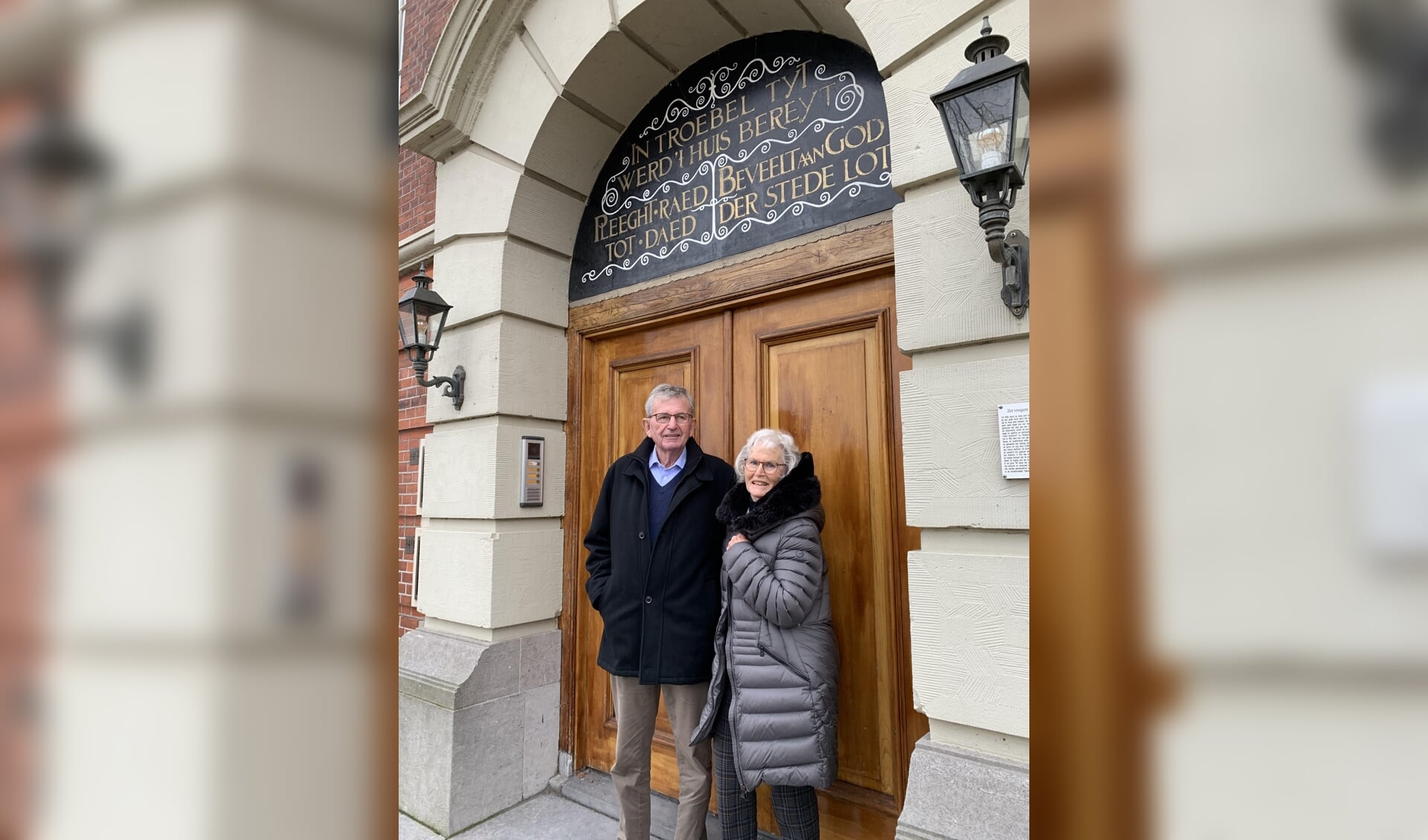 Voor de deur van het gemeentehuis in Muiden waar zij in 1960 trouwden