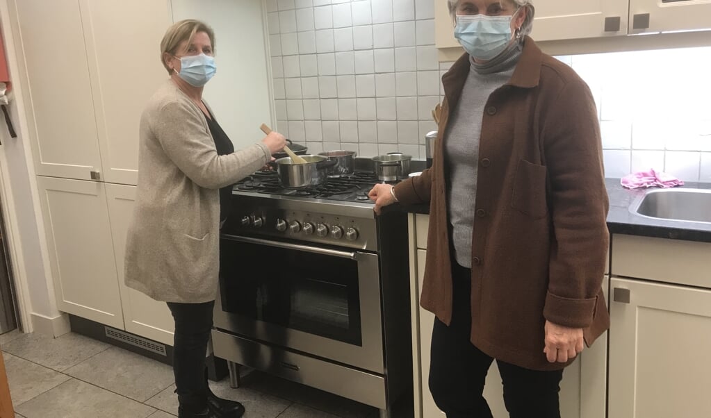 Links kookvrijwilliger Marion Schouten met directeur Majolijn Mutters i de keuken van het Hospice