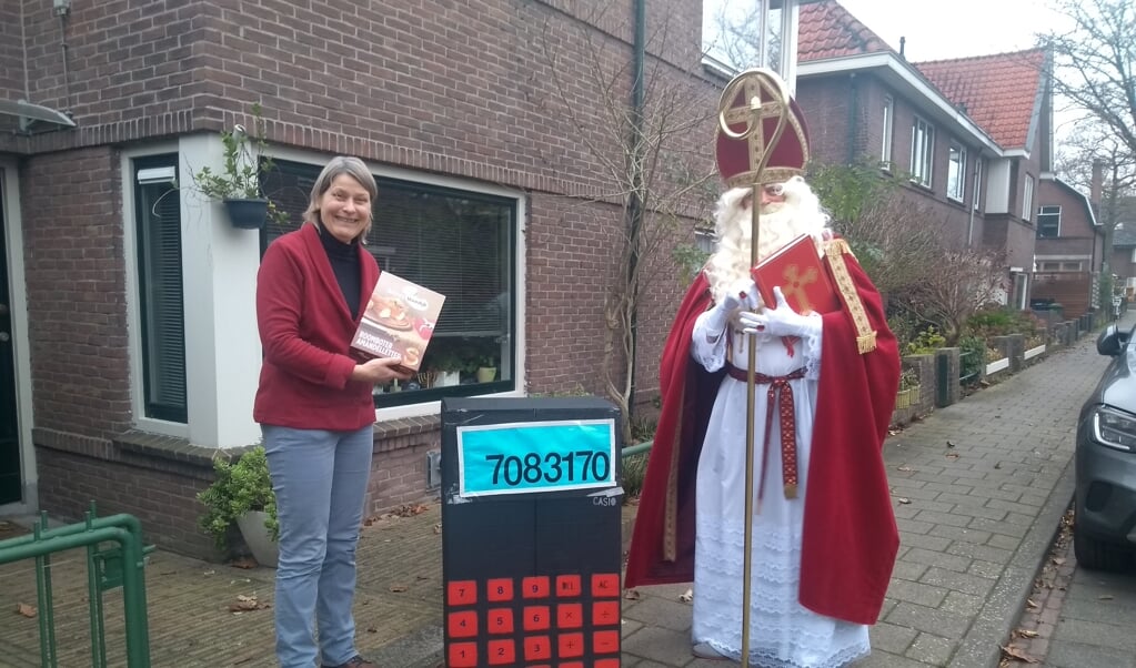 Sint 'Pierre' verrast raadslid Marjo Molengraaf met rekenmachine en boterletter