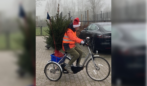 De service gaat ver: Giel bezorgt kerstbomen voor de WoonDroom-actie.