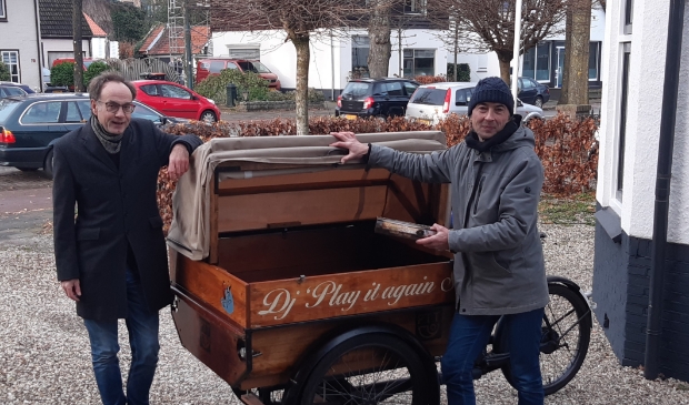 <p>Gijs van der Scheer en Semmy Prinsen en vier andere duo's gingen langs de vrijwilligers.</p>