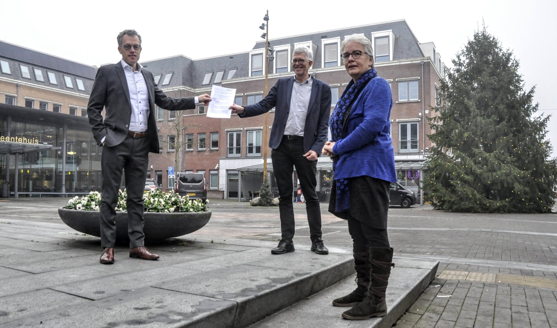 Raadsleden Henry Buitenhuis en Wilma Heijkoop (ChristenUnie) overhandigden woensdag het document over waardig ouder worden aan wethouder Hans van Daalen.