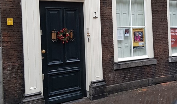 <p>Mensen die de actie ondersteunen, hangen de poster voor hun raam.</p>