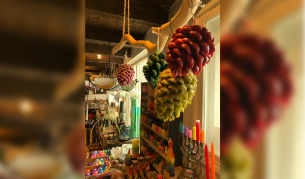 Dennenappel dompelen bij Kaarsenmakerij