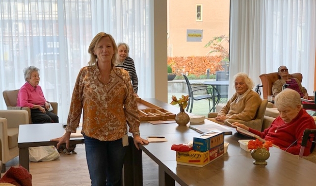 Coördinator Carla Fransen, Zonnehuis Onmoetingscentrum Theresia, samen met enkele deelnemers.
