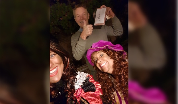 <p>Burgemeester Mark Röell reageerde enthousiast op het bezoek van de pieten.</p>