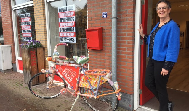 Thea Rodenburg heeft zaterdag de borden 'opheffingsuitverkoop' opgehangen.