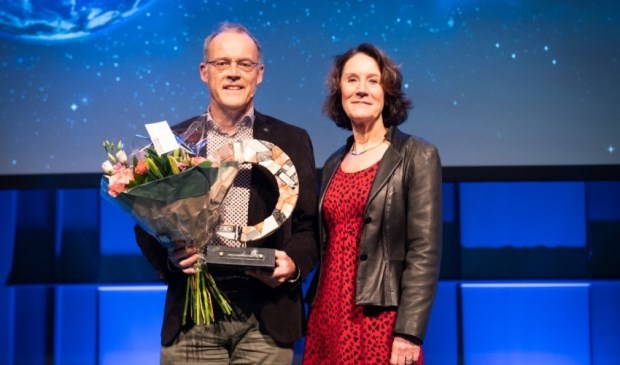 Marten de Vries met juryvoorzitter prof. dr. Louise Vet.