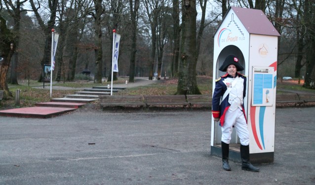 De eerste soldaat/verteller bij zijn wachthuisje