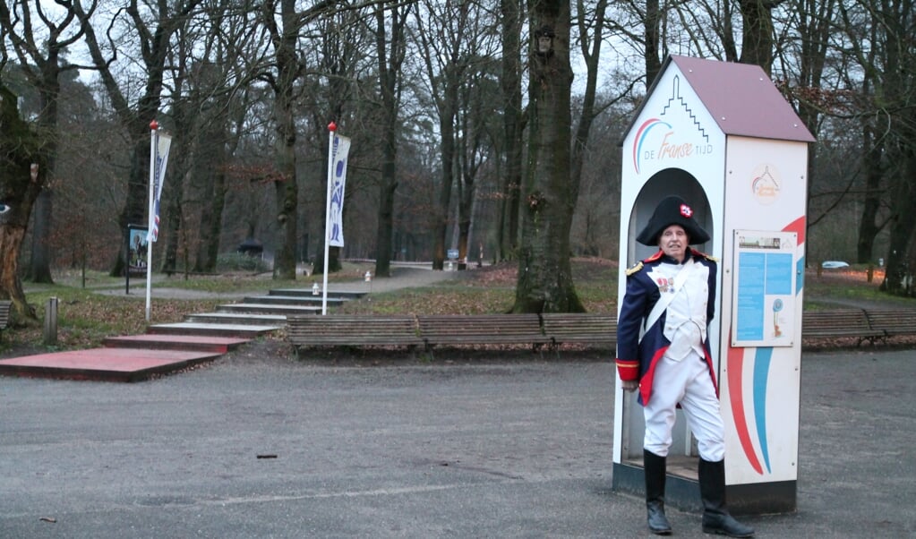 De eerste soldaat/verteller bij zijn wachthuisje