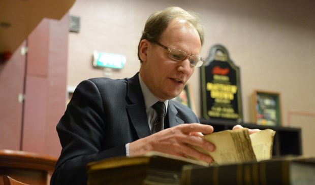 Mill: 15-2-2013, Dg_foto, Arie Molendijk taxeert boeken. Vooral en het liefst boeken uit de 15e en 16 eeuw maar ook alle andere boeken krijgen het "heilige oog" van Arie. Deze man heeft zojuist zijn materiaal laten zien oude jeugdboeken die nogal aan slijtage onderhevig zijn geweest. Waarde "niet ve