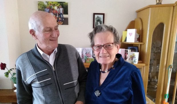 Ook na zestig jaar huwelijk kijkt Coen van Kasteel nog verliefd naar zijn vrouw Bep van Kasteel-Van der Steen