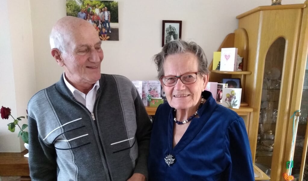 Ook na zestig jaar huwelijk kijkt Coen van Kasteel nog verliefd naar zijn vrouw Bep van Kasteel-Van der Steen