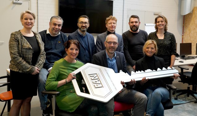 Een aantal vertegenwoordigers van samenwerkingspartijen binnen de Food Academy Nijkerk. V.l.n.r. wethouder Mariëlle Broekman, Wim van Rijn (Hazeleger Kaas) , Annette Vermaas (Aeres (v)mbo Nijkerk), Sina Salim (Rct Gelderland), Ton Spierings (Aeres (v)mbo Ede), Maarten Kruisselbrink (gemeente Nijkerk), Nico Ruisch (Arla Foods), Ditta van de Bovenkamp (Bieze Food Group), Nicole Lemmen (Stichting Ontwikkelingsfonds Levensmiddelenindustrie).