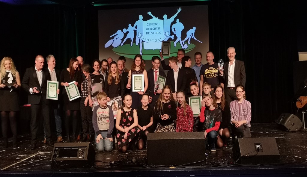 Alle prijswinnaars krijgen de felicitaties van wethouder sport Chantal Broekhuis.