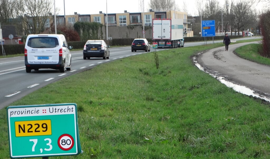 Wethouder Dekker gaat nogmaals aandringen op een verlaging van de maximumsnelheid op de Parallelweg van de N229 (het betreft niet de parallelweg op de foto, maar een stuk verderop tussen Odijk en Werkhoven).