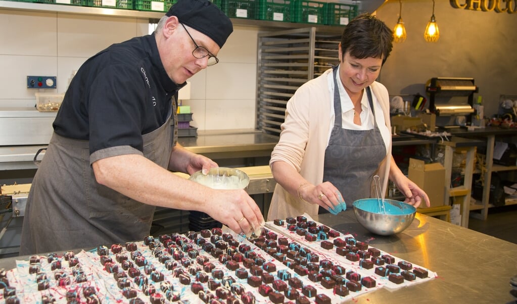 Marc Lagerwerf van Choco & Zo laat zien hoe hij Zwitserse bonbons maakt, van Belgische chocolade.