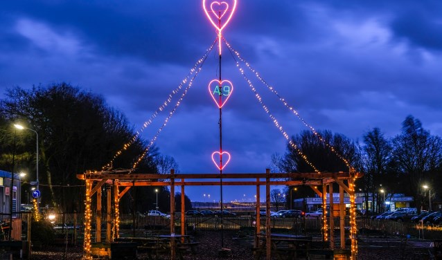 Verlichte Valentinemast in Badhoevedorp