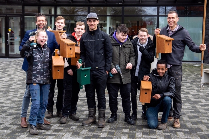 Leerlingen praktijkonderwijs met hun zelfgemaakte nestkastjes