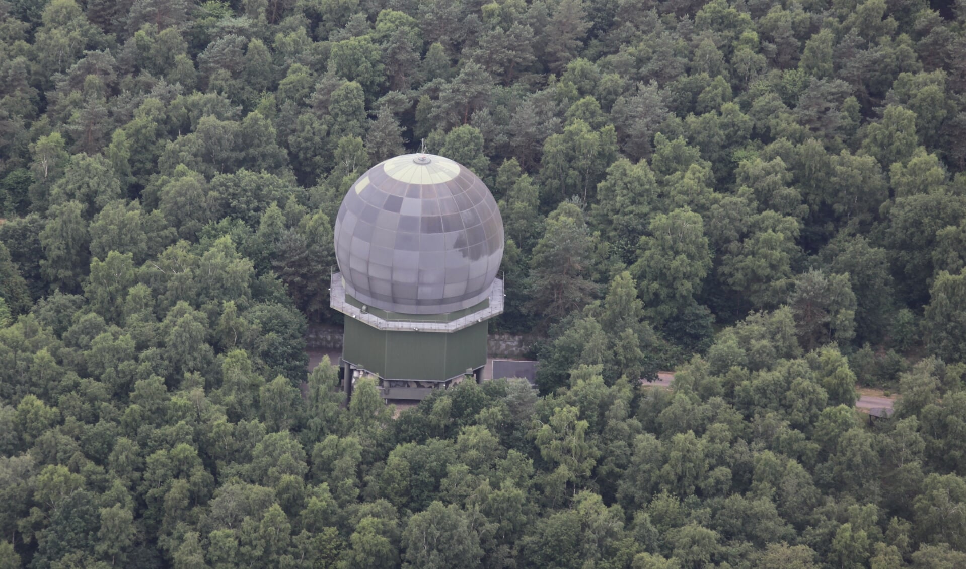 De radar van Defensie, in de bossen bij Garderen.