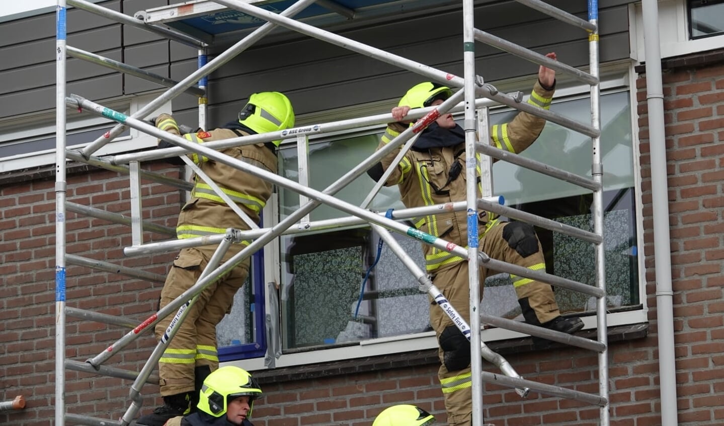 De brandweer in actie aan de Begoniastraat in Barneveld.