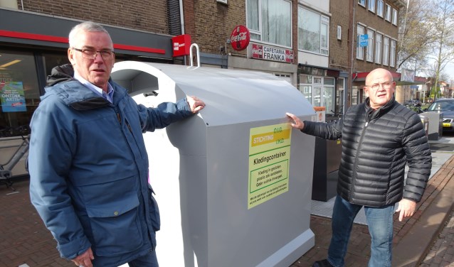 Johan van Ikelen en Floor Bal bij de nieuwe textielcontainer