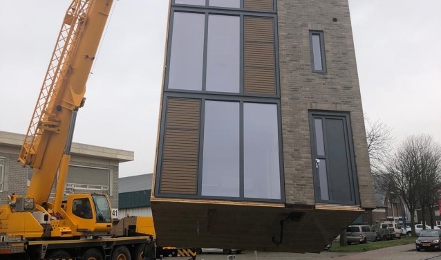 Een flexwoning wordt geplaatst