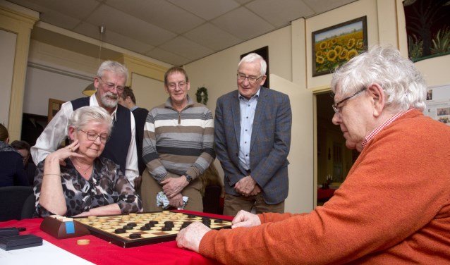 Riek Vendrig en Willem van Egdom spelen na de huldiging nog maar eens een potje dammen. Zoals ze al vaak samen deden.