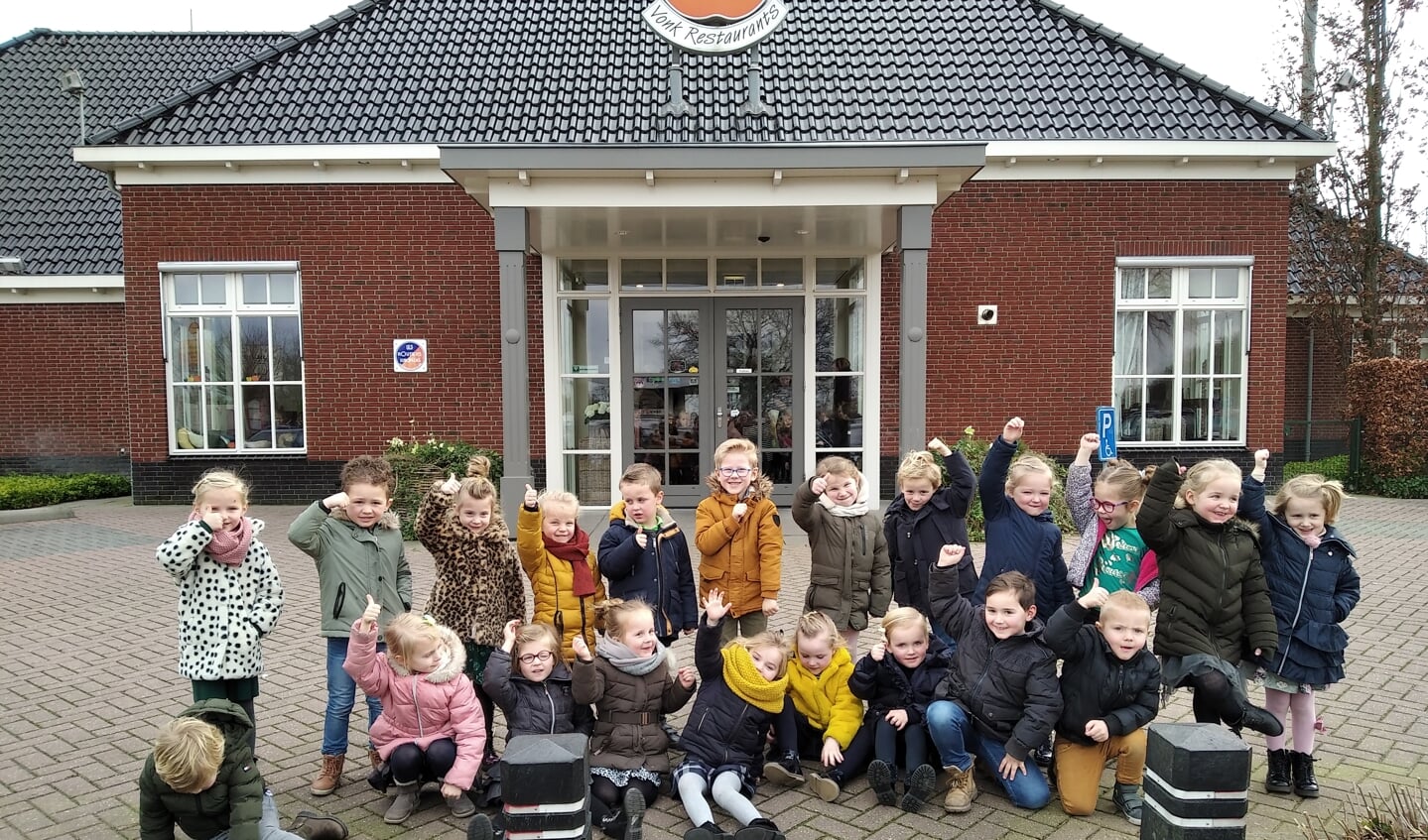 Groep 1b van de Rehobothschool uit Kootwijkerbroek bij restaurant Goudreinet