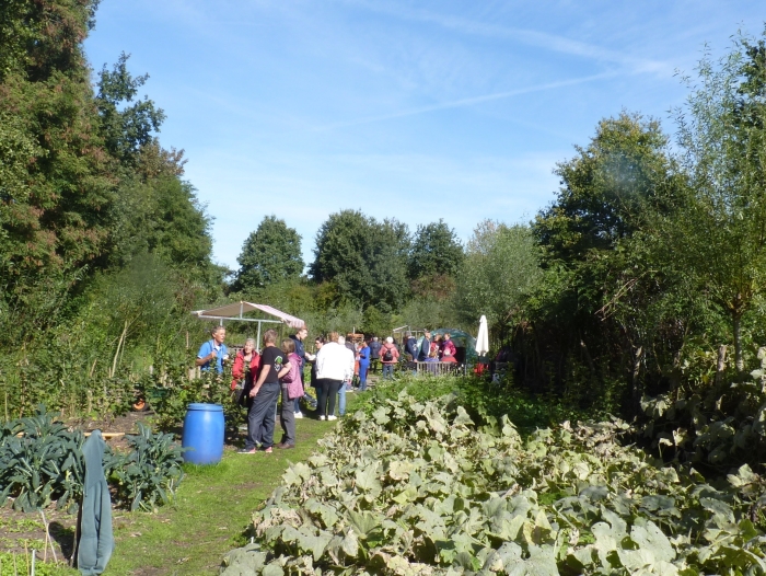 de moestuin met bezoekers tijdens het oogstfeest van 2018