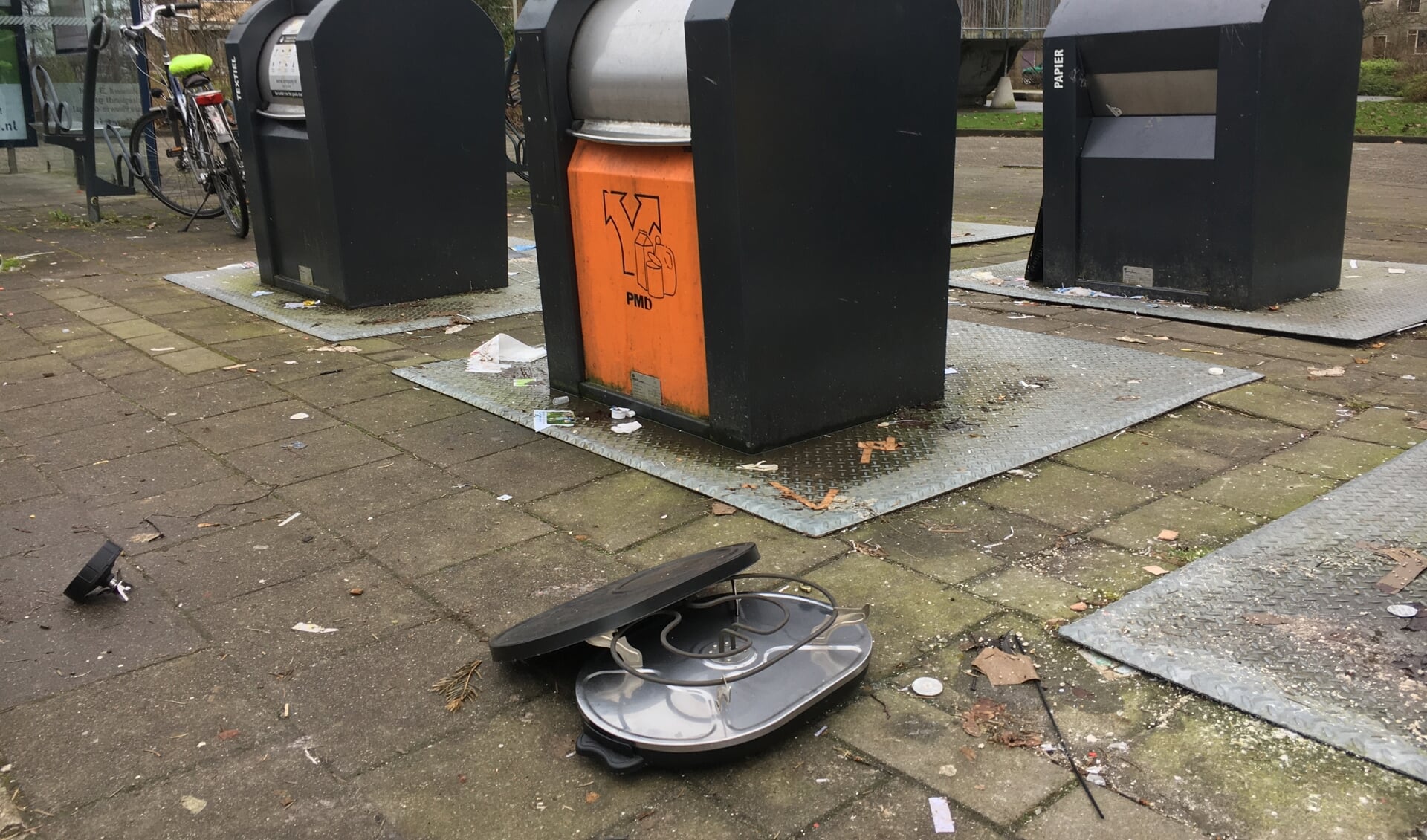 Zelfs met afvalbakken onder handbereik valt het niet mee de boel netjes te houden